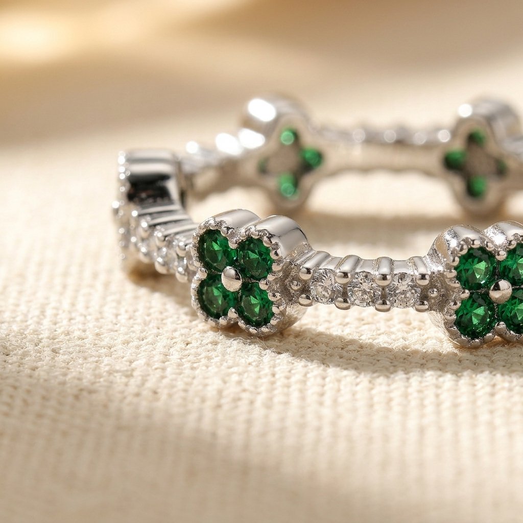 Zilverkleurige smaragd klavertjevier ring