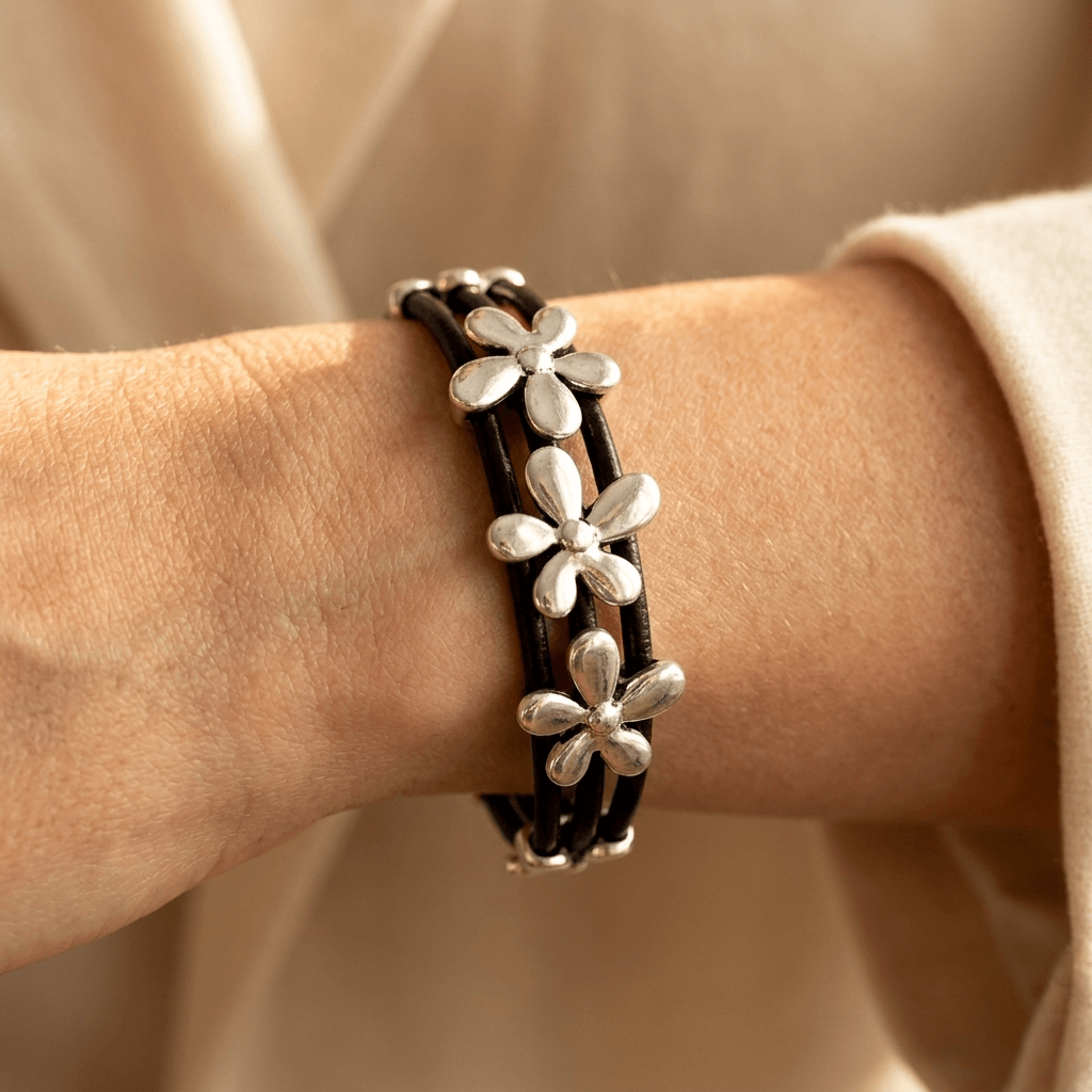 Zwarte leren armband met zilverkleurige bloembedel