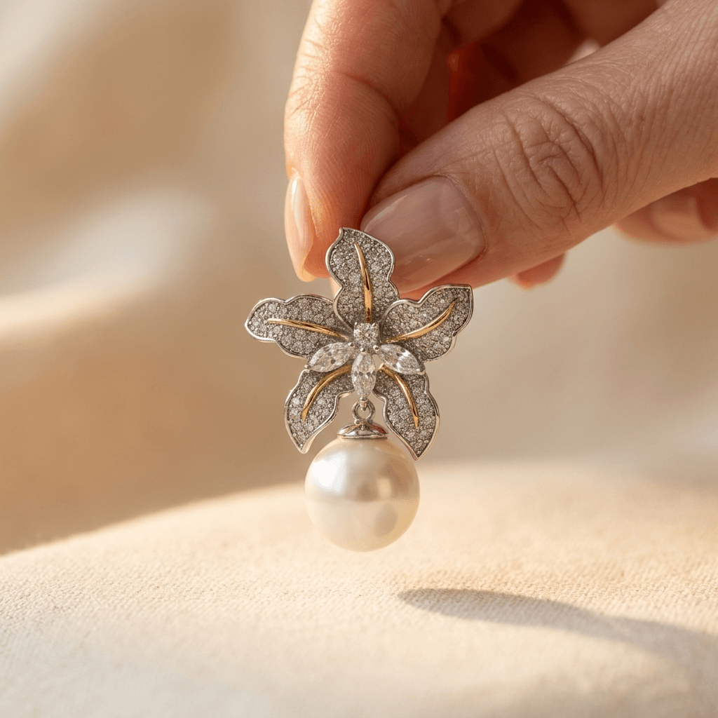Elegante zilverkleurige oorhangers met bloem en parel