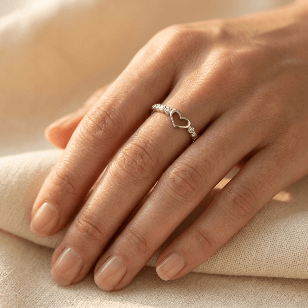 Zilverkleurige open hart ring met diamantaccent
