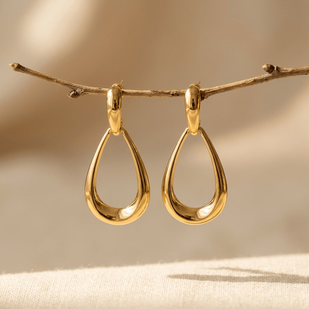 Elegante goudkleurige druppelvormige oorhangers