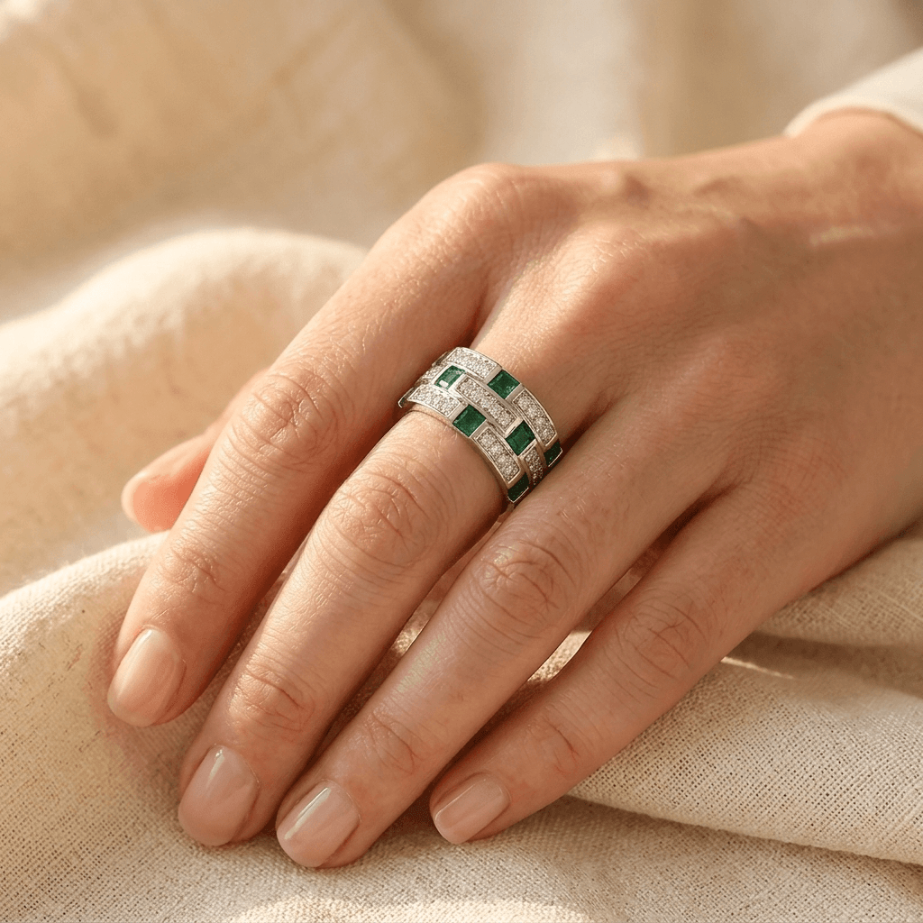 Smaragdgroene zilverkleurige bandring met diamant