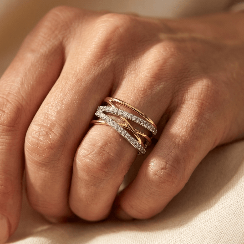 Zilver- en goudkleurige gekruiste zirkonia ring