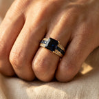 Goudkleurige cushion ring met blauwe saffier